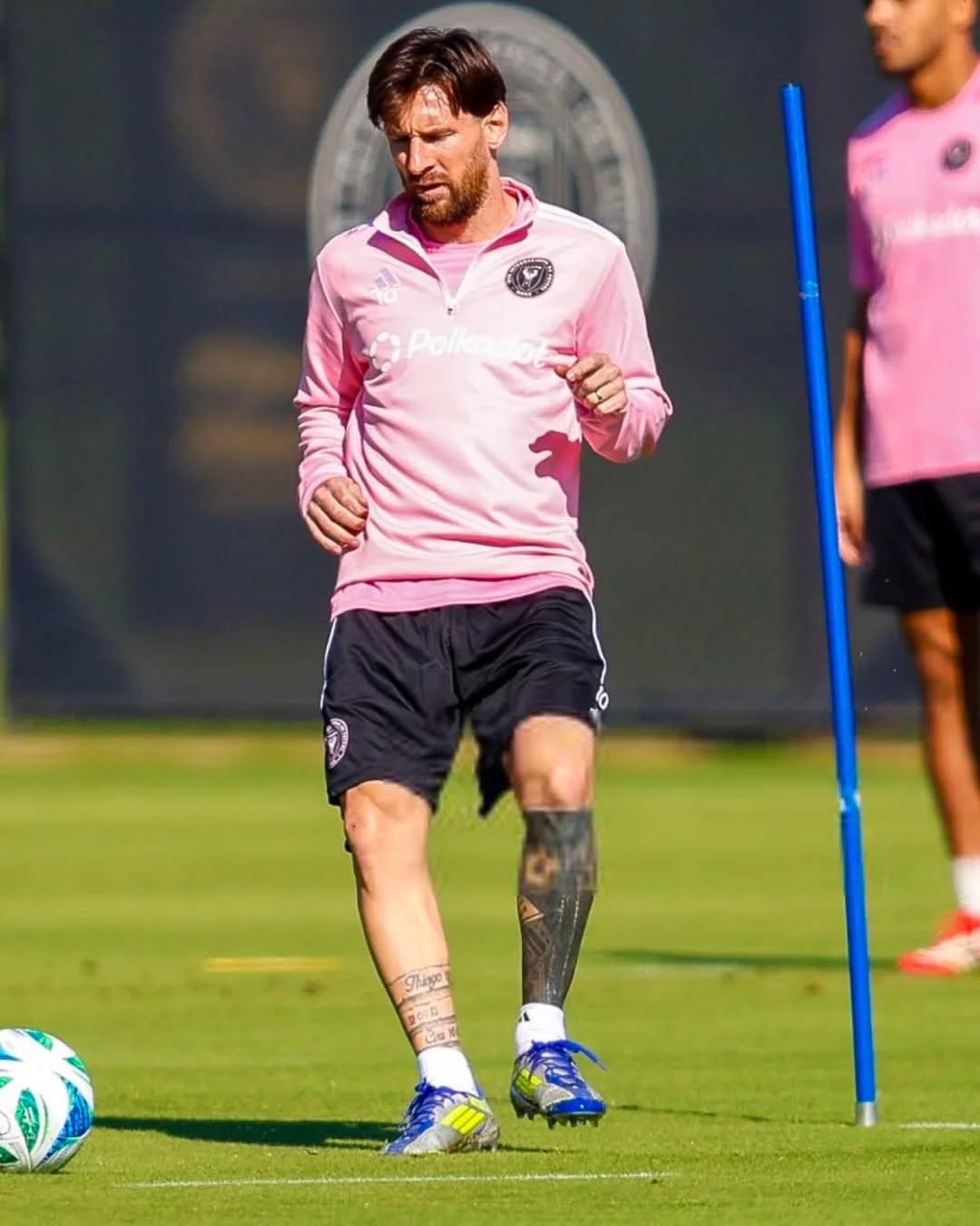 爱游戏官方入口-梅西技术犯规送分，塔图姆主帅怒摔战术板！