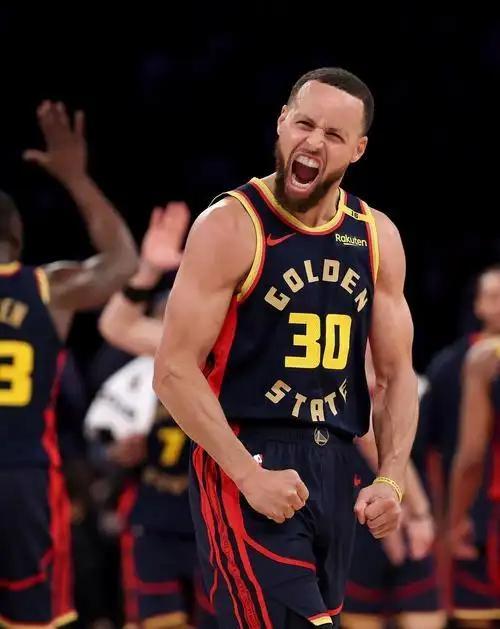 爱游戏官方入口-库里关键时刻救险，浓眉力保胜局拿下系列赛