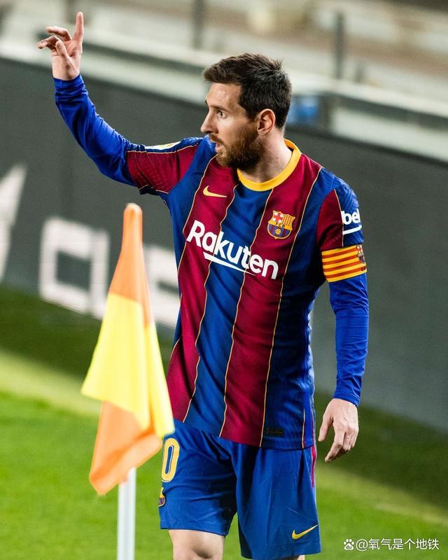 爱游戏官网-梅西在比赛中受伤退赛，巴萨主帅表示担忧！